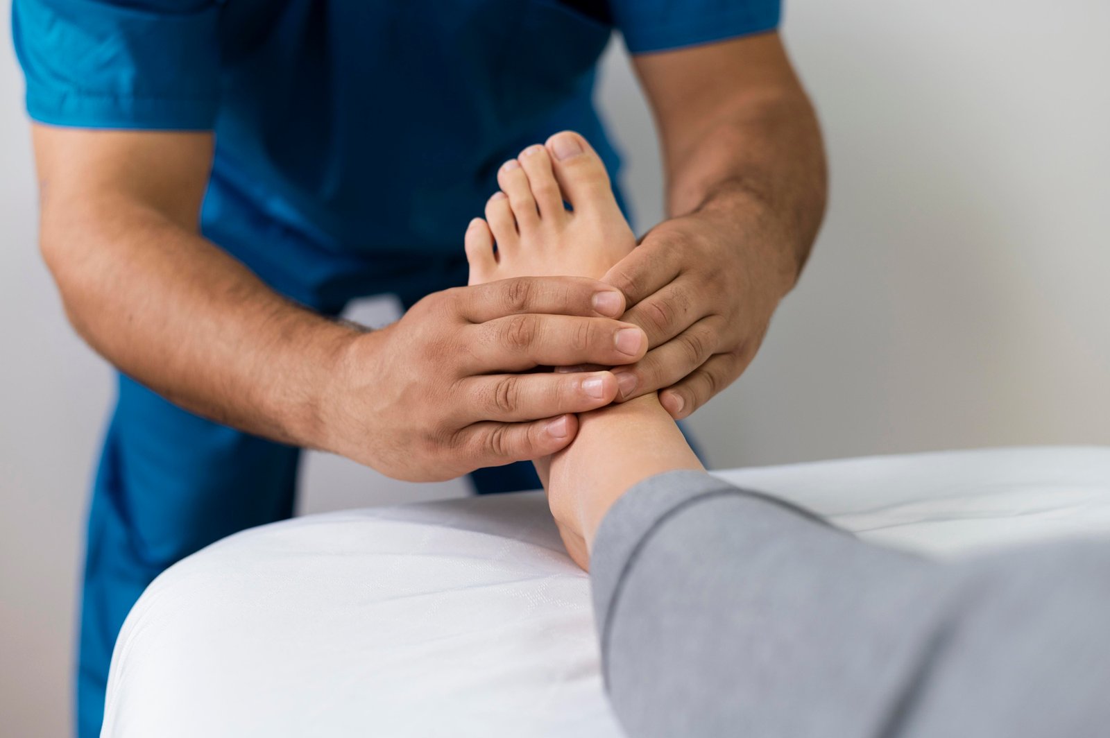 osteopathy-patoient-getting-tretment-massage-2